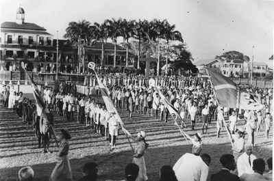 186684 Zilveren priesterfeest van monseigneur St. Kuijpers CssR, de vlaggendragers sluiten zich aan te Paramaribo (Suriname)