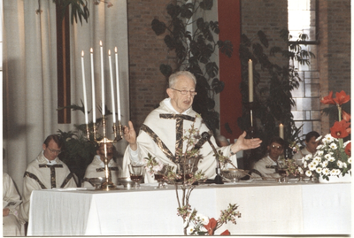 186691 Pater Jan Stein bij zijn 50-jarig priesterfeest in de Kruiskerk te Roosendaal-West