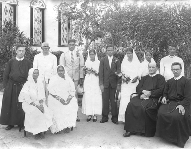 186712 J. Peters na de huwelijksinzegening van twee Hindoestaanse bruidsparen te Suriname
