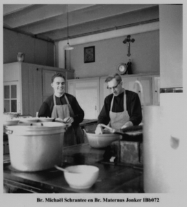 186762 Broeder Michaël Schrantee en broeder Maternus Jonker in de keuken te Wittem
