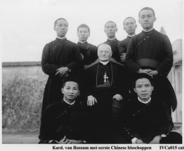 186767 Kardinaal van Rossum met de eerste Chinese bisschoppen te Wittem