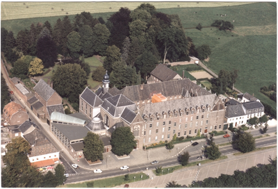 186769 Luchtfoto van het klooster tijdens een verbouwing,de verbindingsgang van de bovenste etage en de Gerardus ...