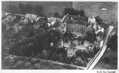 186772 Luchtfoto van het klooster te Wittem