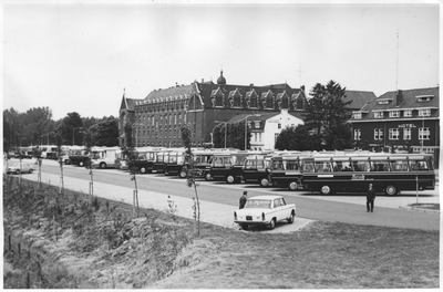186773 Geparkeerde autobussen van pelgrims voor het klooster te Wittem