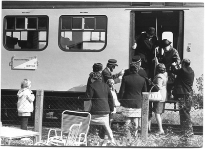 186787 Bedevaartgangers arriveren met een extra trein te Wittem