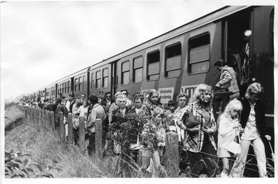 186788 Veel bedevaartgangers arriveren per trein voor een processie te Wittem