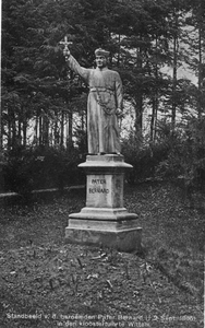 186795 Standbeeld van Pater Bernard (1836-1865) in de kloostertuin te Wittem