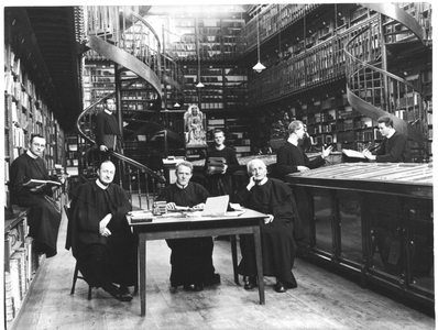 186800 H. de Meulemeester met medewerkers in de bibliotheek te Wittem