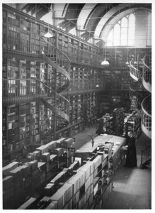 186802 Boeken worden in- of uitgepakt in de bibliotheek te Wittem