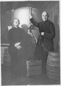 186805 Broeder Otto Mulder en broeder Jacob Jacobs, de bierbrouwers van het Gerardus klooster te Wittem