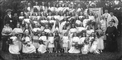 186810 Mariacongregatie tijdens een processie te Berg en Terblijt