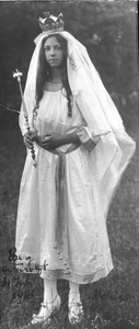 186811 Meisje als Maria tijdens de processie te Berg en Terblijt