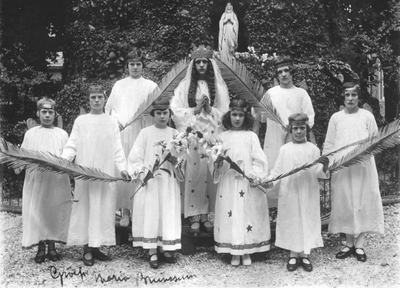 186813 Mariagroep tijdens een processie te Brunssum