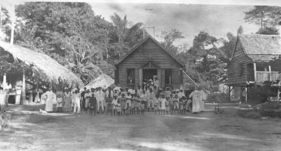 186858 Open school, kerk en meesterswoning te Tottikamp (Suriname)