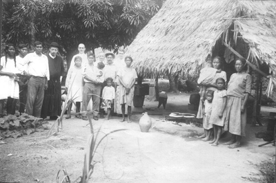 186861 De ronde ijzeren plaat dient om cassavebrood te bakken in een Indianenkamp (Suriname)