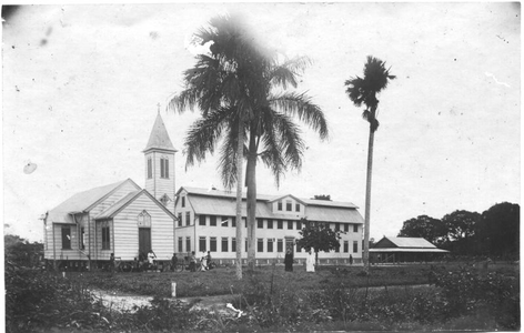 186867 Buitenaanzicht van een kerk (Suriname)