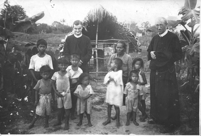 186868 Priesters temidden van inheemse bevolking (Suriname)