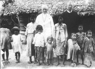 186869 Priesters temidden van inheemse bevolking (Suriname)