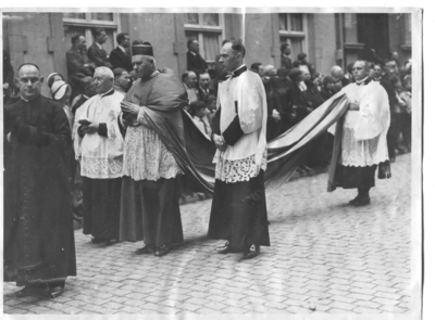 186892 Rouwstoet Kardinaal van Rossum trekt na Sint Servaas door de stad
