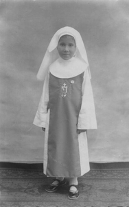 186904 Een kind gekleed als religieuze in klein formaat bij het zilveren bisschopsfeest van monseigneur Van Rosmalen ...