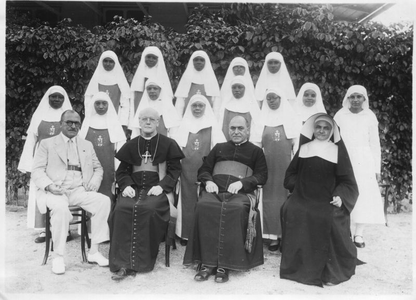 186907 Op bezoek bij de Inlandse Congregatie van O.L. Vrouw Onbevlekt Ontvangen (Suriname)