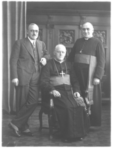 186908 Monseigneur Th. van Roosmalen, Jacques de Gruijter en Monseigneur Louis de Gruijter (Suriname)