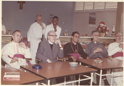 186933 Kardinaal Alfrink op bezoek bij het Klein Seminarie (Suriname)