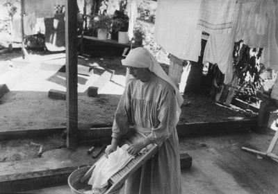 186937 Zuster doet de was te Paramaribo (Suriname)