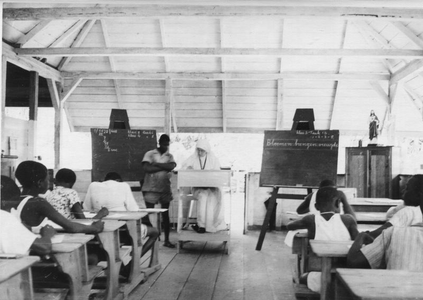 186939 Zuster bij het onderwijs te Paramaribo (Suriname)