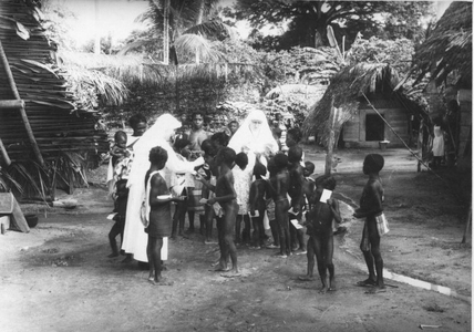 186943 Zusters bij inheemse bevolking te Paramaribo (Suriname)