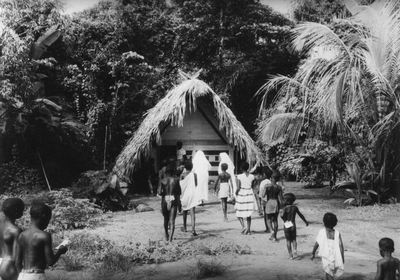186944 Kinderen met zusters op weg naar de school te Paramaribo (Suriname)