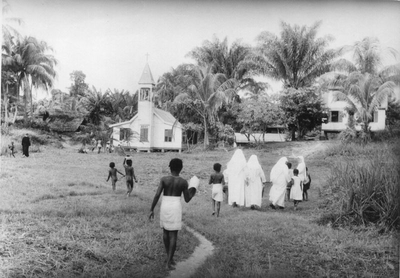 186945 Kerkje met omgeving te Paramaribo (Suriname)