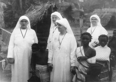 186949 Zusters met inheemse kinderen te Paramaribo (Suriname)