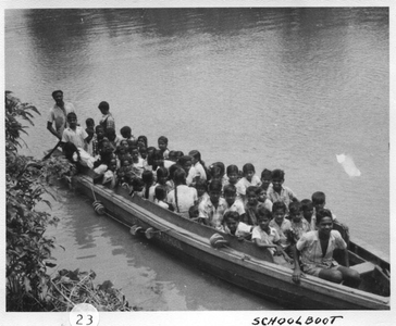 186973 Kinderen op de schoolboot (Suriname)