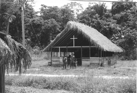 186984 Het kerkje te Tap'oekoe, het resultaat van hard werken mag er zijn (Suriname)