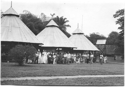 186985 De nieuwe driedelige kerk aan de Tibiti te Sabanne (Suriname)