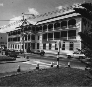186990 De oorspronkelijke, kleinere pastorie aan de Gravenstraat 21 werd vaak vergroot in Suriname