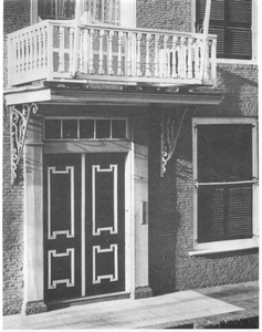 186992 Ingangspartij met dubbele deuren van het bisschopshuis aan de Gravenstraat 12 te Paramaribo (Suriname)