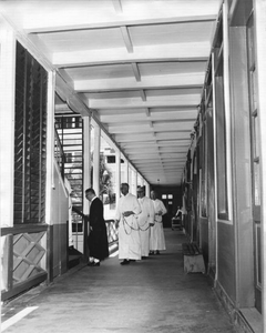 186993 De kloostergang van de pastorie Petrus en Paulus te Paramaribo (Suriname)