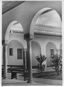 186996 Convent van de zusters van Tilburg bij het Sint Vincentius ziekenhuis te Parmaribo (Suriname)