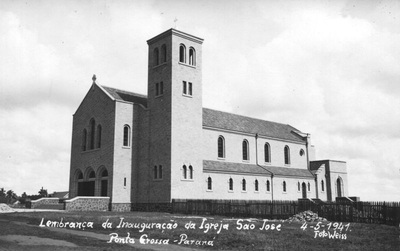 187031 Foto bij de inauguratie, 6 jaar na de bouw, van de Sint Josephkerk te Punta Grossa (Brazilië)