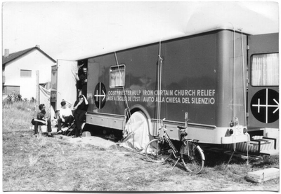 187130 Pater Kees (Gijs) van Wijk bij de bus van Oost-priester hulp
