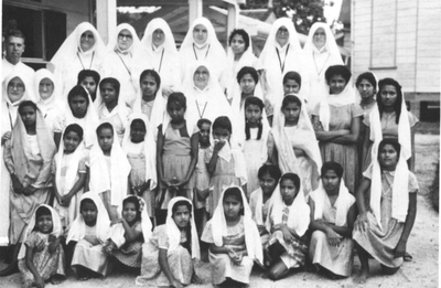 187141 Hindoestaanse meisjes van het internaat Rajpur te Paramaribo (Suriname)
