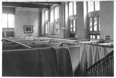 187155 Slaapzaal in het oud-juvenaat, ingericht in de voormalige recreatiezaal, te Roermond