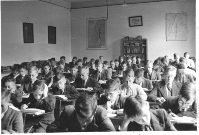 187157 Studiezaal met de drie laagste klassen van het oud-juvenaat te Roermond