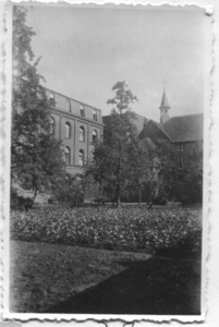 187164 Zicht vanuit de tuin op het klooster te Glanerbrug