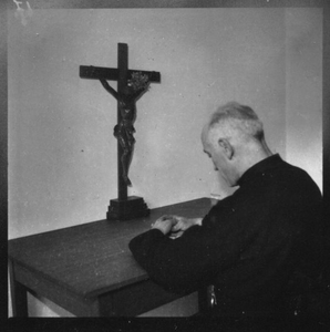 187167 Broeder Rodulfus in gebed in Sint Gerardusklooster te Wittem