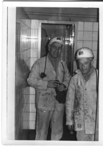 210265 Bezoek aan de mijnen door Toon Elsakker en Maarten van Pelt, Lauradorp
