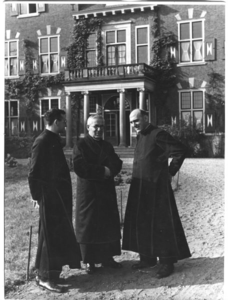 210274 Studieprefect J.C.I. van Lent, provinciaal F.X. Niedermayer en pater-directeur H. Kremer op de oprijlaan van de ...