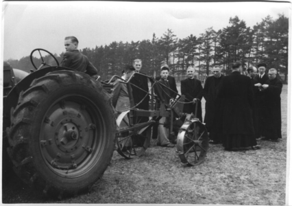210282 Salesianen en een tractor-rijdende pupil nabij de Maria Hoeve, Assel